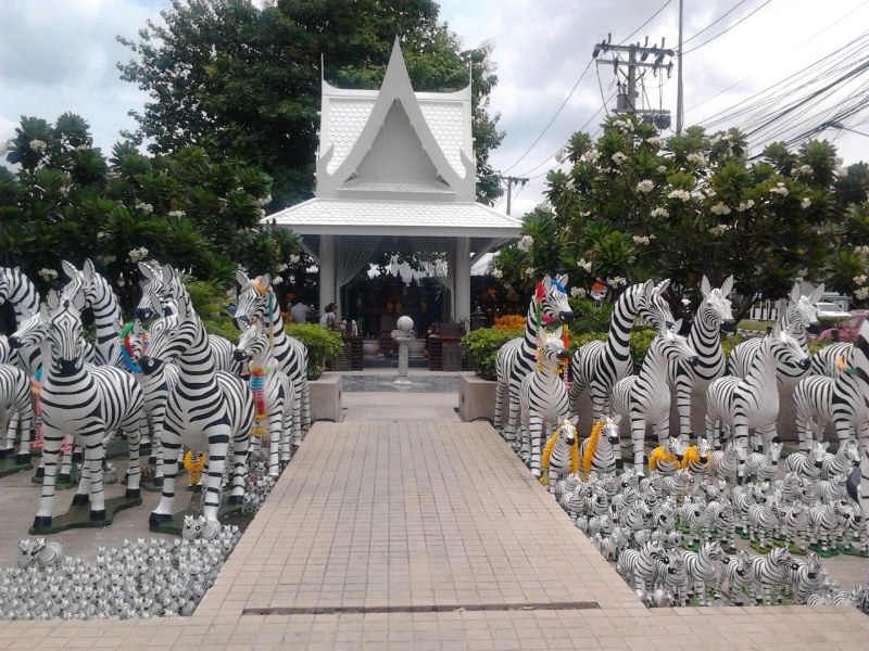 สถานที่ขอหวย ศาลคุณปู่คุณย่าเมืองทอง 2566